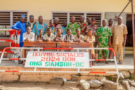 L'ONG SIA N'SON-DC accompagne les écoles de la commune de Savè à travers un don de tables bancs et des chicanes